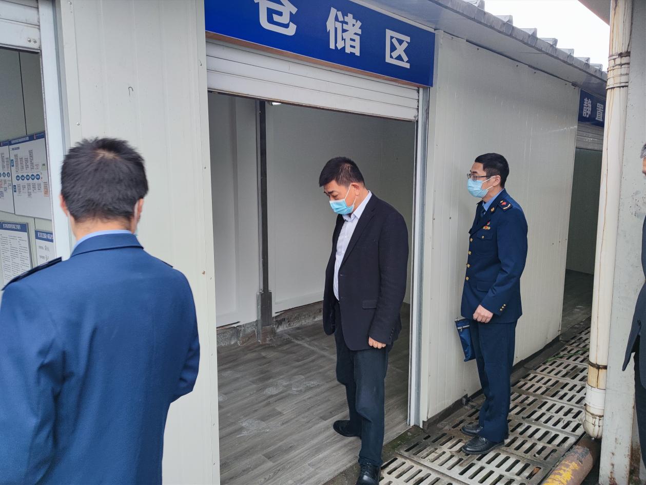 杭州市市場(chǎng)監(jiān)督管理局來波平副局長(zhǎng)走訪錢江商城指導(dǎo)檢查進(jìn)口商品疫情防控工作
