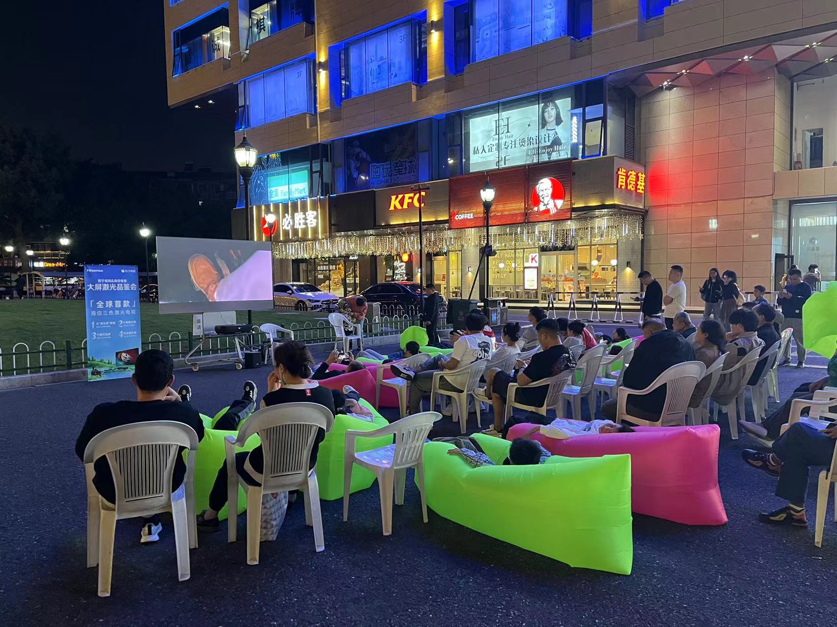 水晶城露天電影盛宴，歡聲笑語中感受夜晚魅力