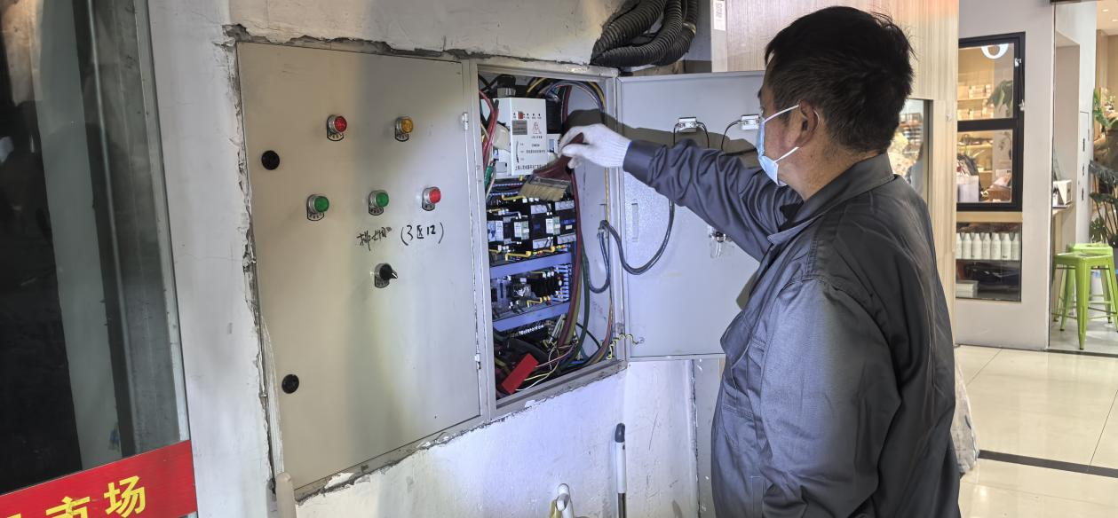 錢江商城排煙風(fēng)機(jī)控制柜維護(hù)完成，安全保障再升級(jí)