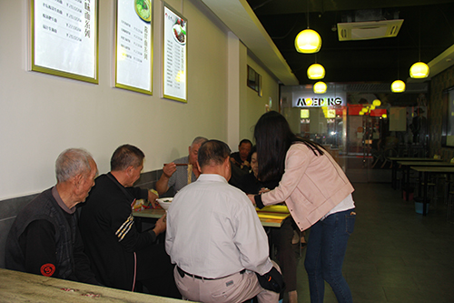 20151021重陽節(jié)送長壽面活動2.jpg